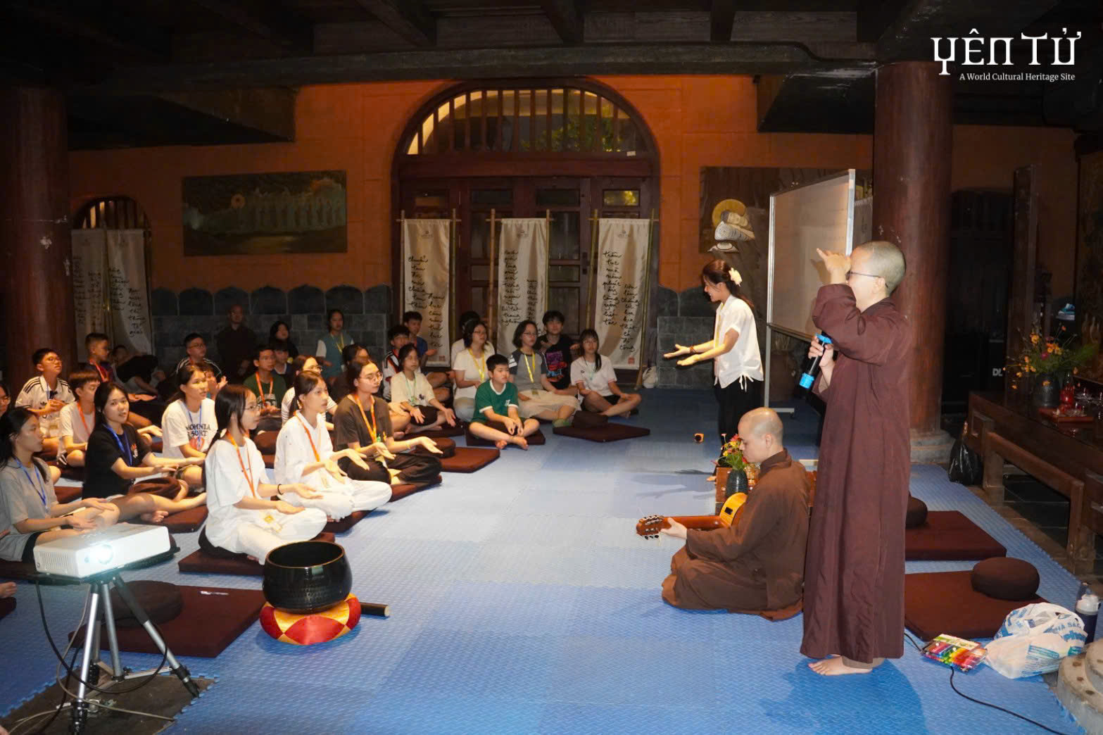 Thiền tọa chánh niệm trong gian nhà gỗ